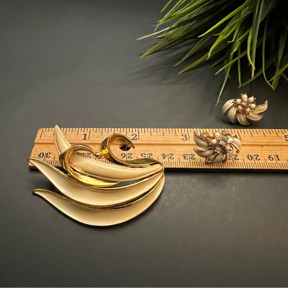 Vintage Signed H.S.K Ivory Stripe Enamel Gold Brooch and Earrings - Picture 7 of 10